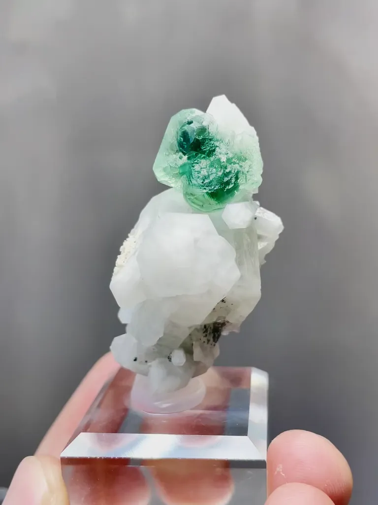 Natural Green Fluorite and Quartz coexist coomes from Inner Mongolia,China 25*25*40MM image