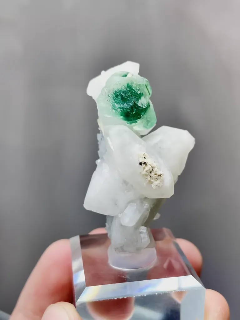 Natural Green Fluorite and Quartz coexist coomes from Inner Mongolia,China 25*25*40MM - image 3