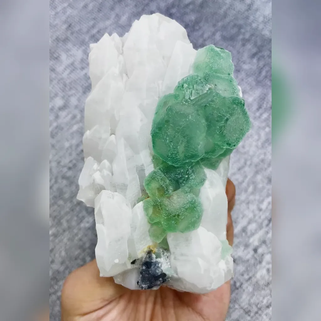 Natural Green Fluorite and Quartz Symbiosis comes from Xianghualing,Hunan 70*115*35MM image