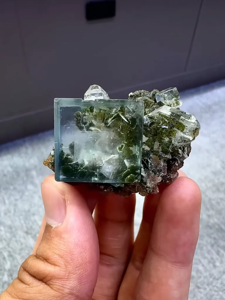 Natural Green Fluorite Coexists With Quartz comes from Yaogangxian,Hunan - image 2