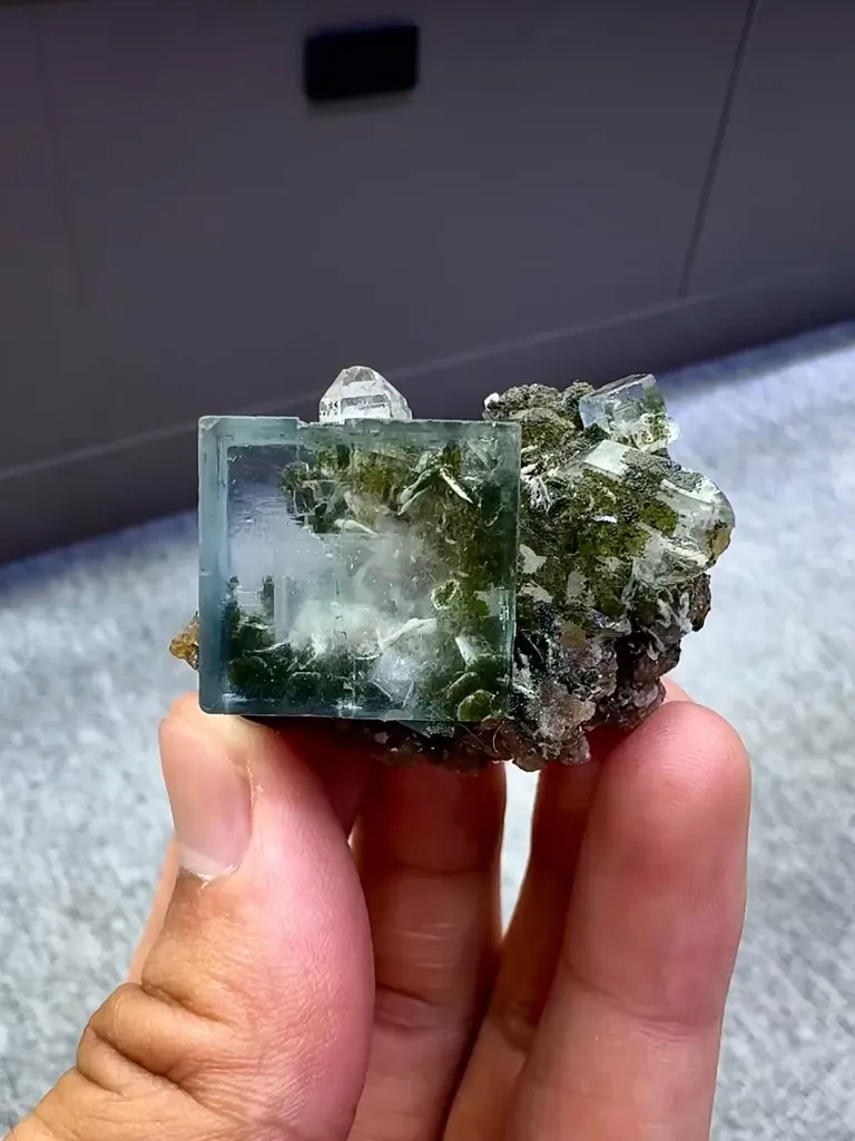 Natural Green Fluorite Coexists With Quartz comes from Yaogangxian,Hunan image
