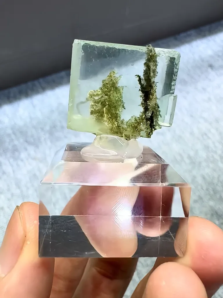Natural Green Fluorite comes from Xianghualing, Hunan 20*20*20MM - image 3