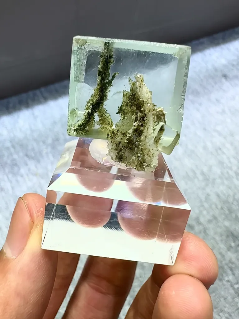 Natural Green Fluorite comes from Xianghualing, Hunan 20*20*20MM - image 7