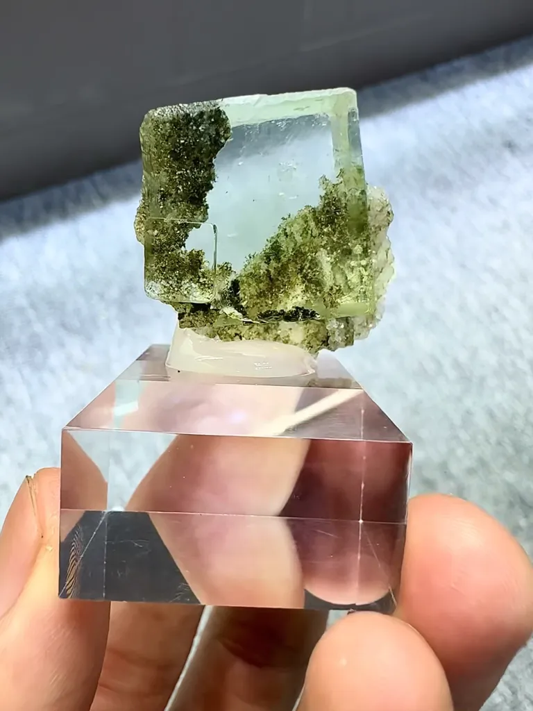 Natural Green Fluorite comes from Xianghualing, Hunan 20*20*20MM - image 4
