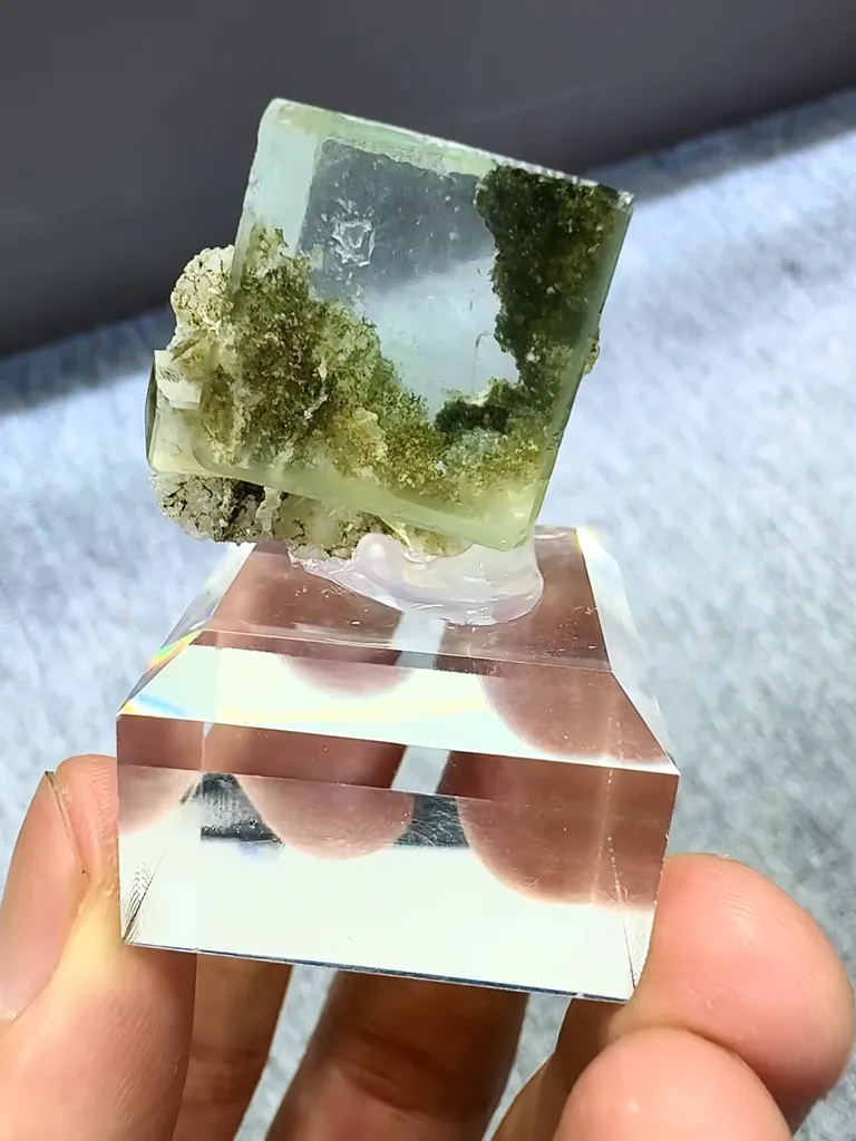 Natural Green Fluorite comes from Xianghualing, Hunan 20*20*20MM - image 2