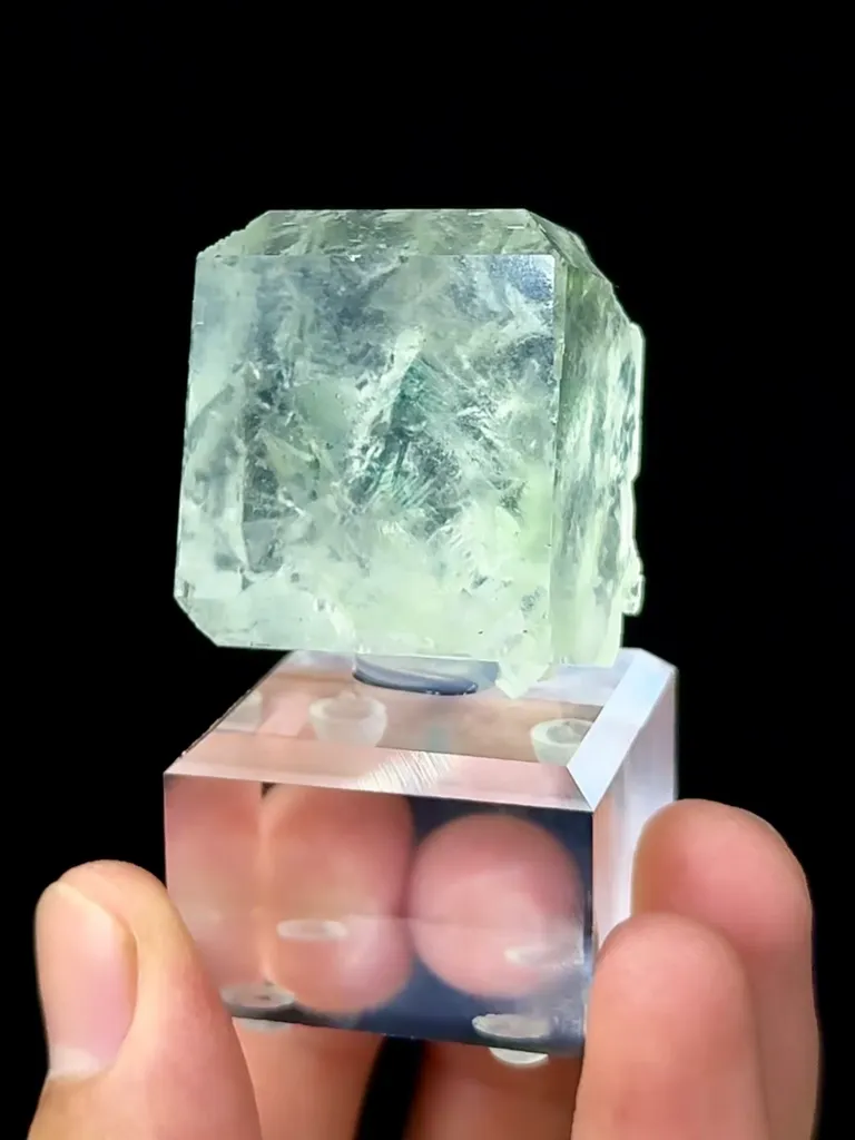 Natural Green Fluorite Mineral Specimens comes from Zhejiang, China 25*25*30MM - image 4