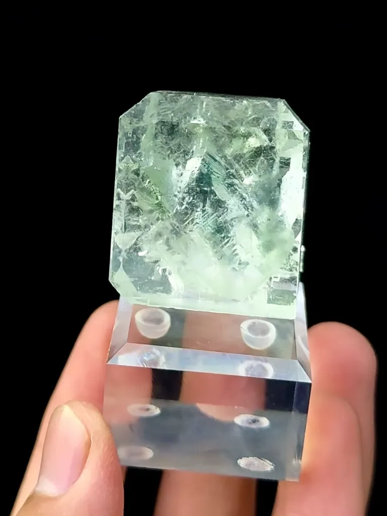 Natural Green Fluorite Mineral Specimens comes from Zhejiang, China 25*25*30MM - image 5