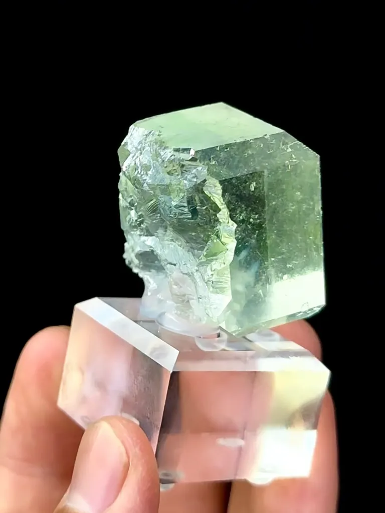 Natural Green Fluorite Mineral Specimens comes from Zhejiang, China 25*25*30MM - image 3
