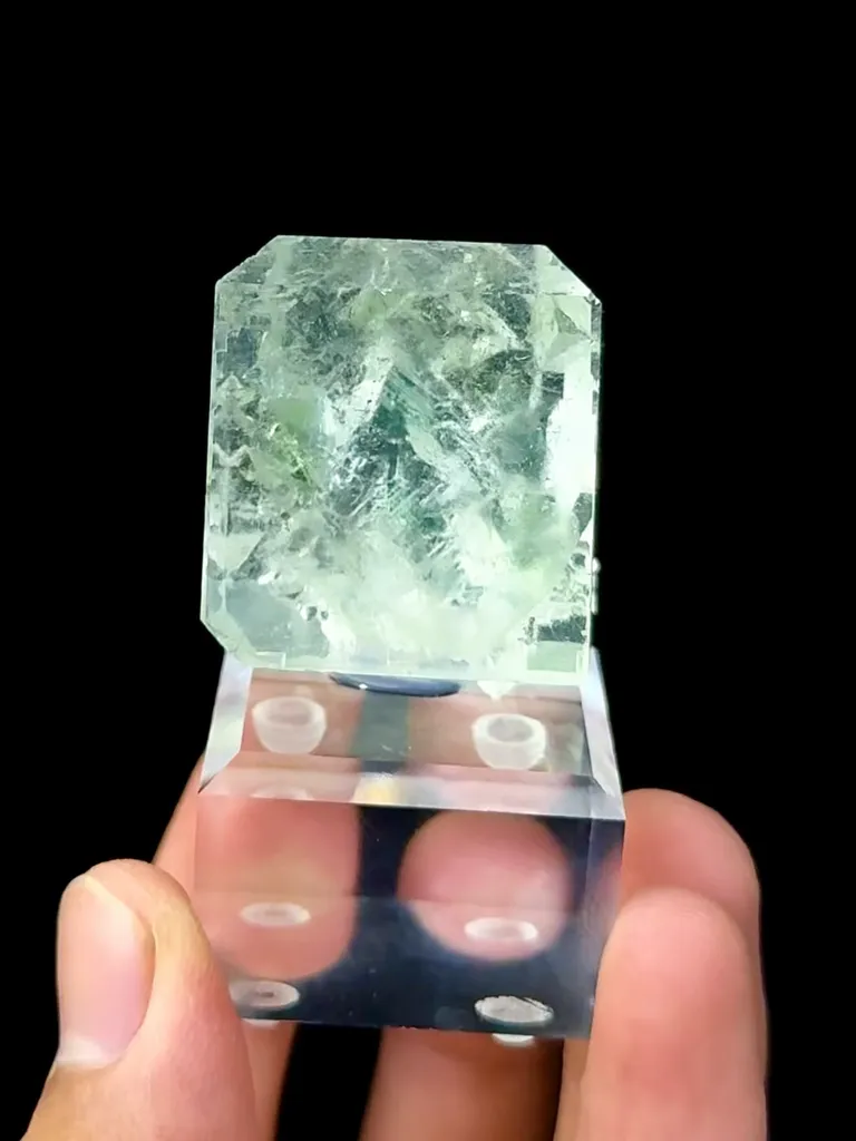Natural Green Fluorite Mineral Specimens comes from Zhejiang, China 25*25*30MM image