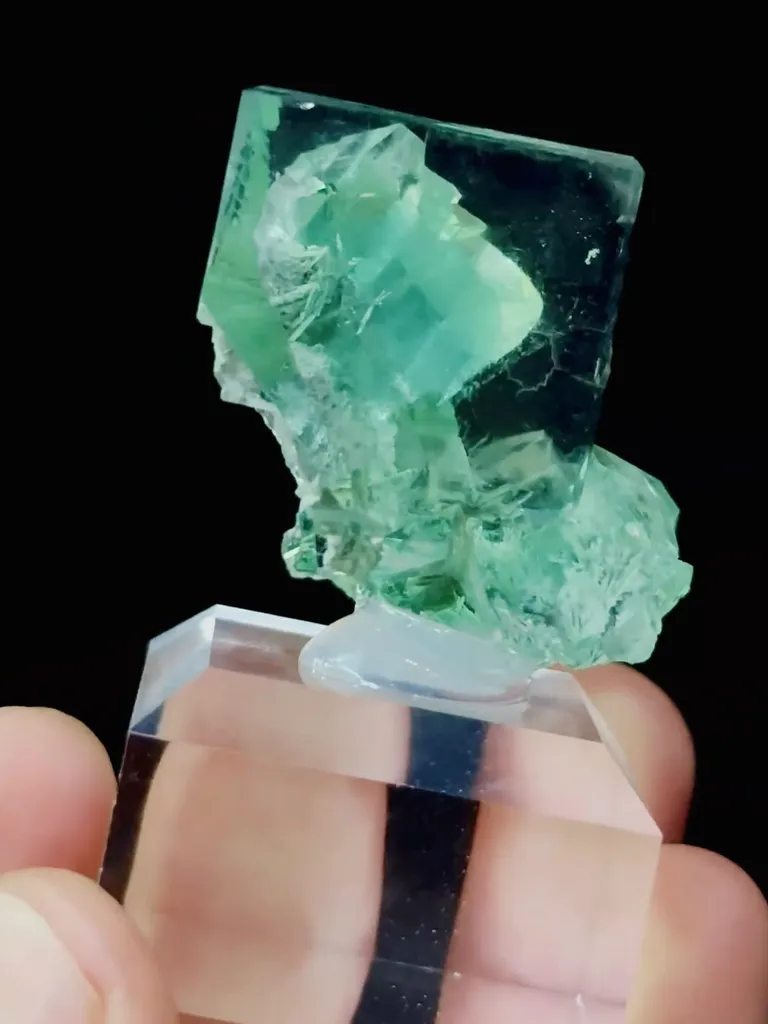 Natural Green Glassy Fluorite comes from Xianghualing,Hunan  30*30*30MM - image 2