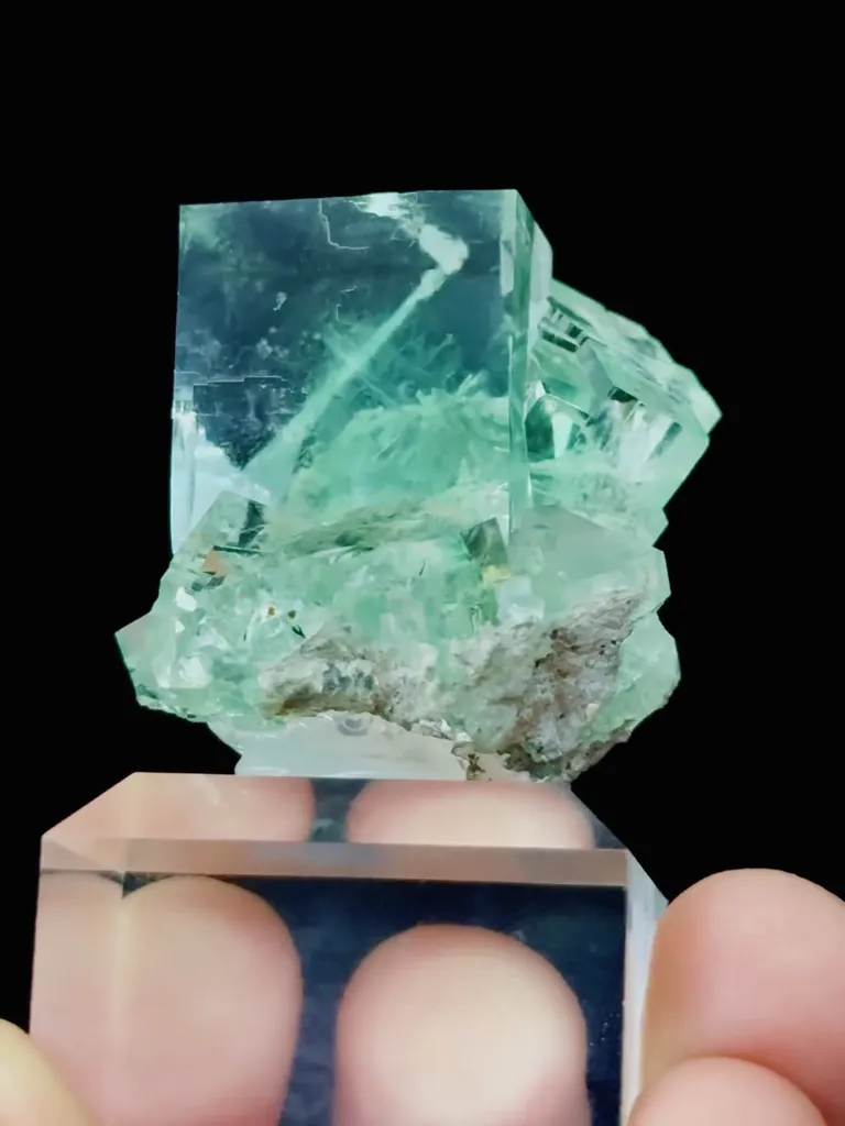 Natural Green Glassy Fluorite comes from Xianghualing,Hunan  30*30*30MM image