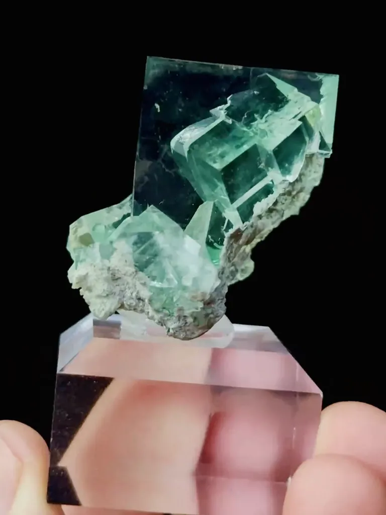 Natural Green Glassy Fluorite comes from Xianghualing,Hunan  30*30*30MM - image 3