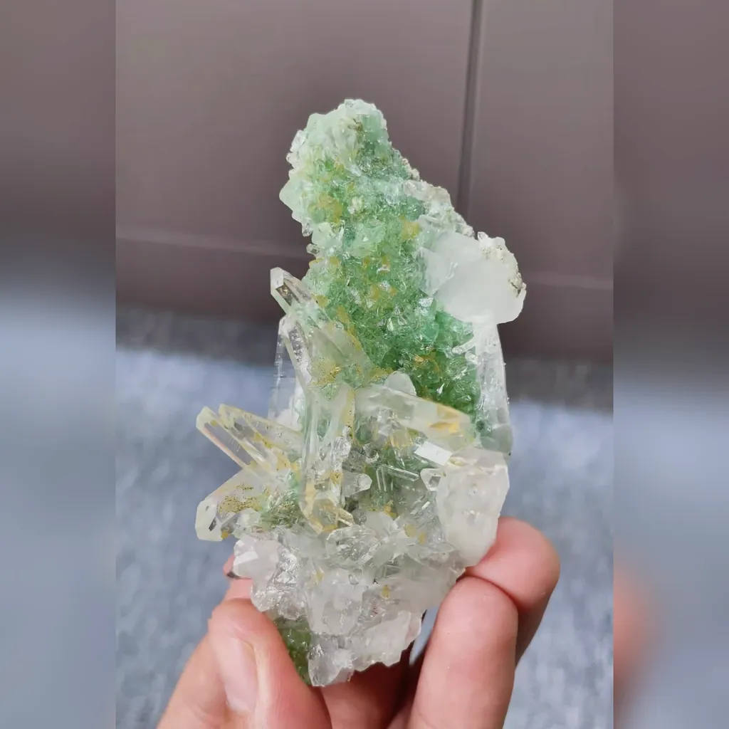 Natural Green Octahedral Fluorite and Quartz Cluster Symbiosis comes from Fujian,China 40*90*25MM image
