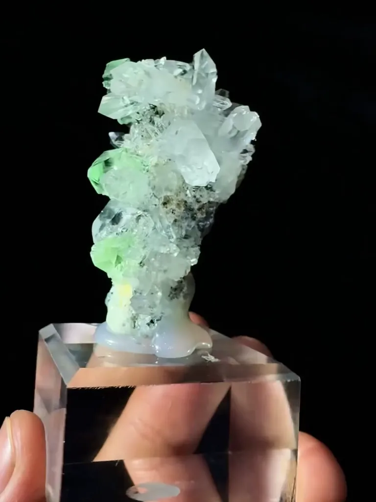 Natural Green Octahedral Fluorite and Quartz coexist comes from Namibia coexist 35*25*50MM - image 3