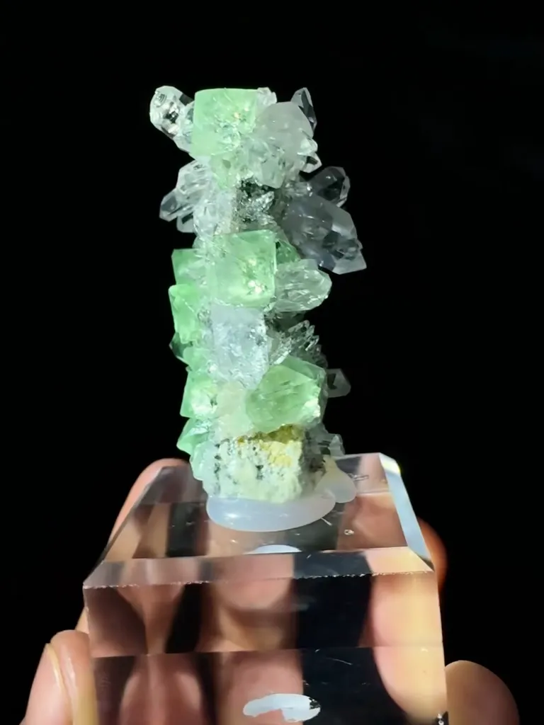 Natural Green Octahedral Fluorite and Quartz coexist comes from Namibia coexist 35*25*50MM - image 2
