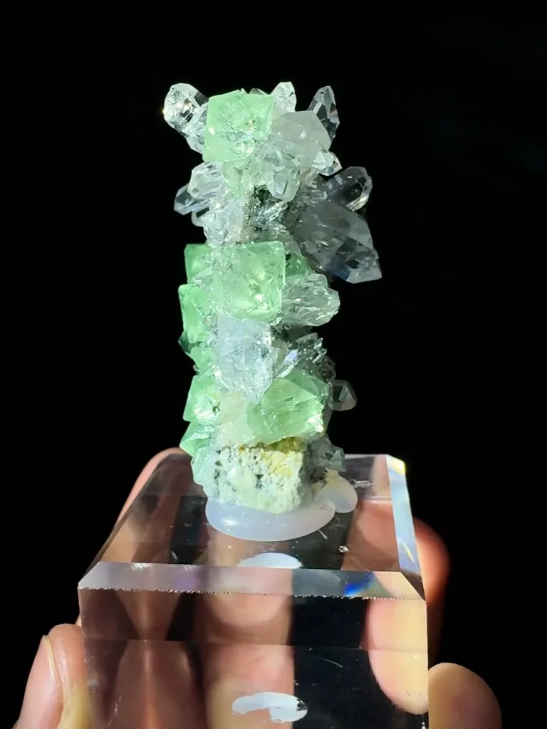 Natural Green Octahedral Fluorite and Quartz coexist comes from Namibia coexist 35*25*50MM image