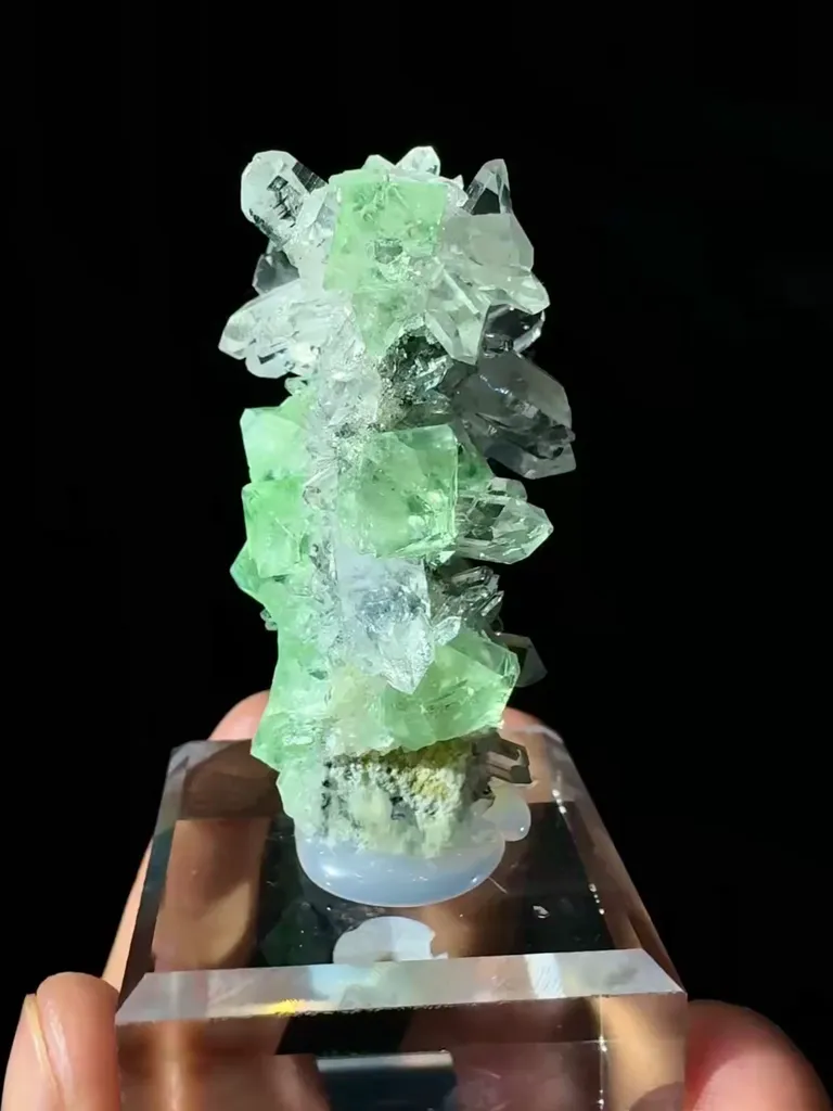 Natural Green Octahedral Fluorite and Quartz coexist comes from Namibia coexist 35*25*50MM - image 5