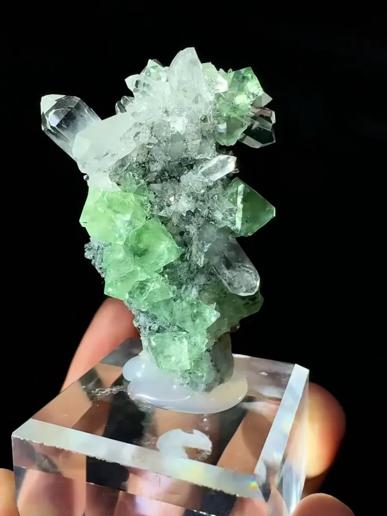 Natural Green Octahedral Fluorite and Quartz coexist comes from Namibia coexist 35*25*50MM - image 4