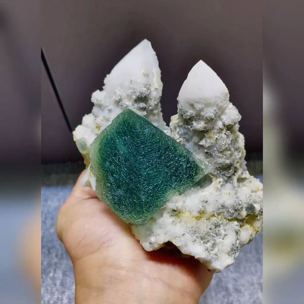 Natural Green Octahedral Fluorite and Quartz Symbiosis comes from Inner Mongolia,China 120*80*90MM - image 2