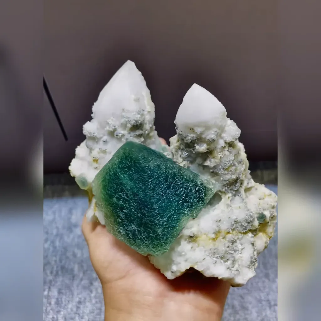 Natural Green Octahedral Fluorite and Quartz Symbiosis comes from Inner Mongolia,China 120*80*90MM - image 6