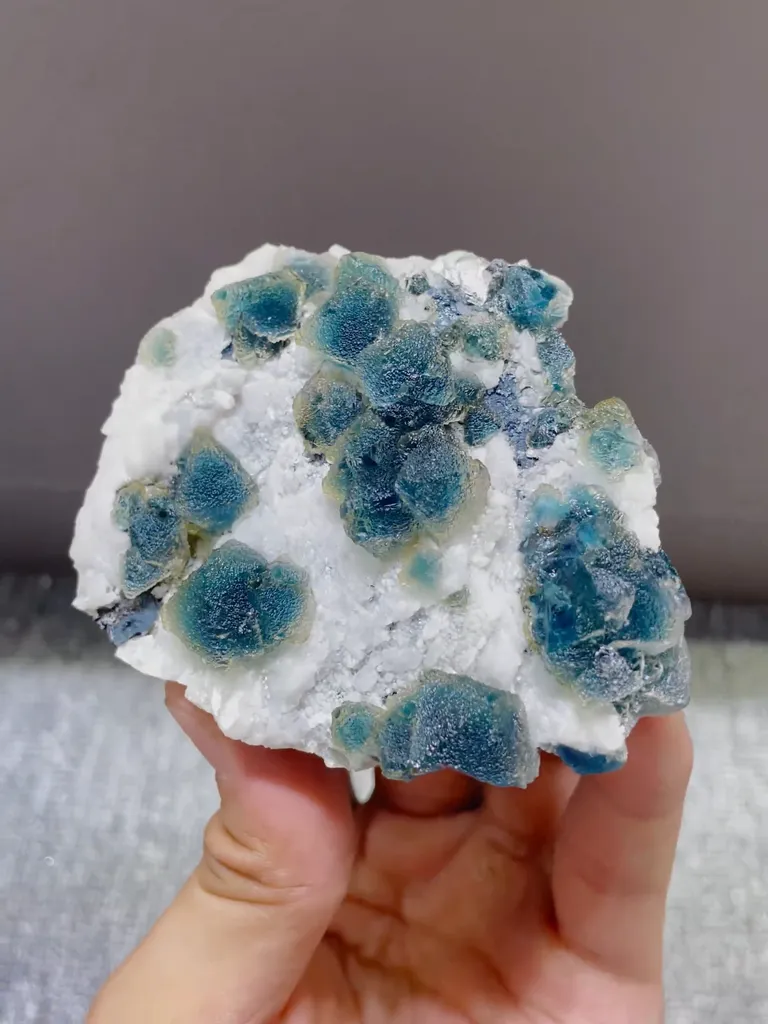 Natural Green Octahedral Fluorite comes from Inner Mongolia 85*22*70MM image