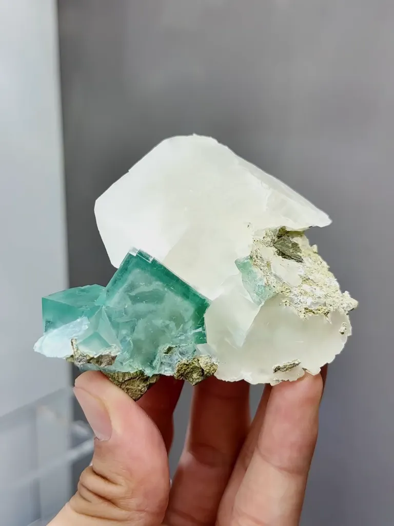 Natural Green Phantom Fluorite and Calcite coexist comes from Xianghualing,Hunan 75*27*70MM image