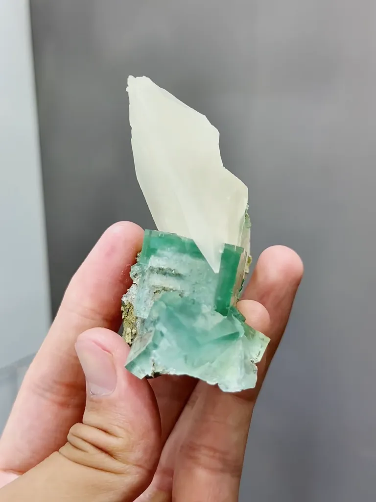 Natural Green Phantom Fluorite and Calcite coexist comes from Xianghualing,Hunan 75*27*70MM - image 3