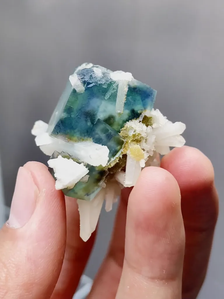 Natural Green Phantom Fluorite and Quartz coexist comes from Yaogangxian,Hunan 35*30*40MM - image 3