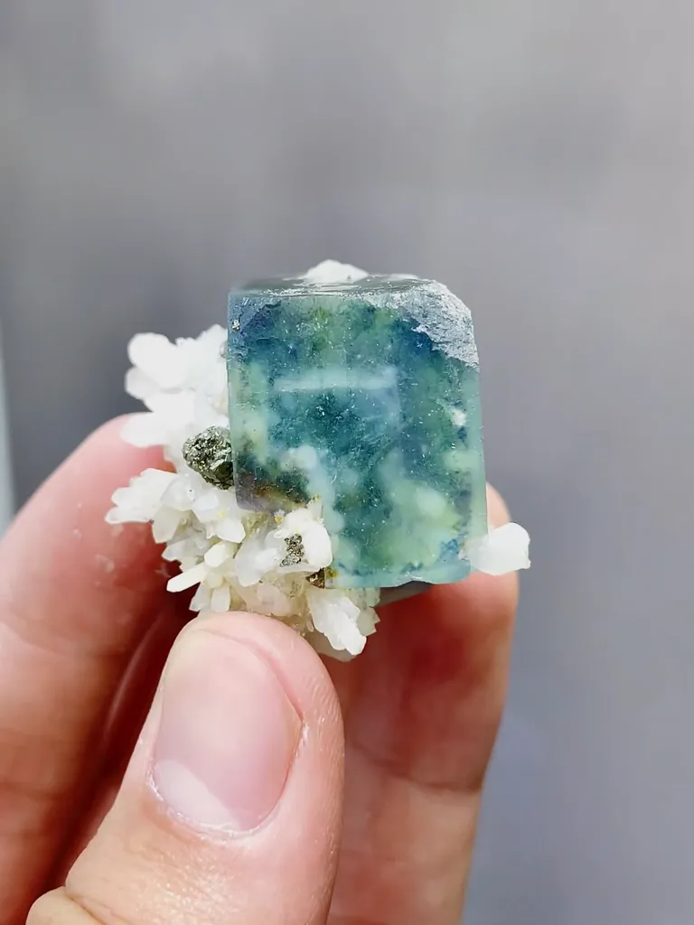 Natural Green Phantom Fluorite and Quartz coexist comes from Yaogangxian,Hunan 35*30*40MM - image 2