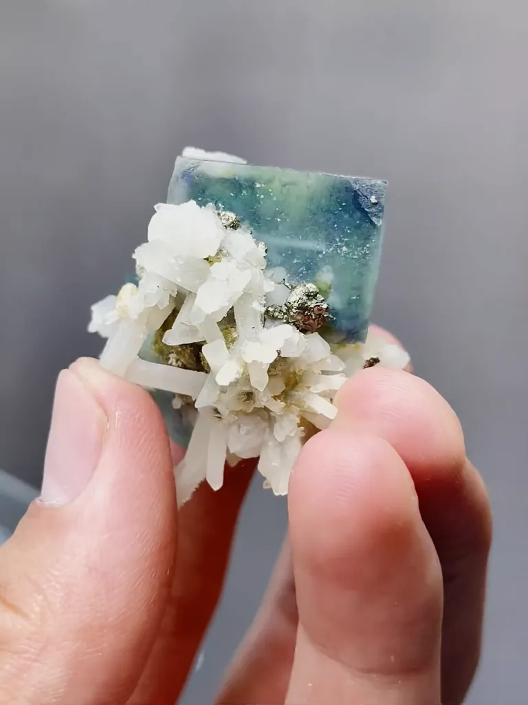 Natural Green Phantom Fluorite and Quartz coexist comes from Yaogangxian,Hunan 35*30*40MM - image 4