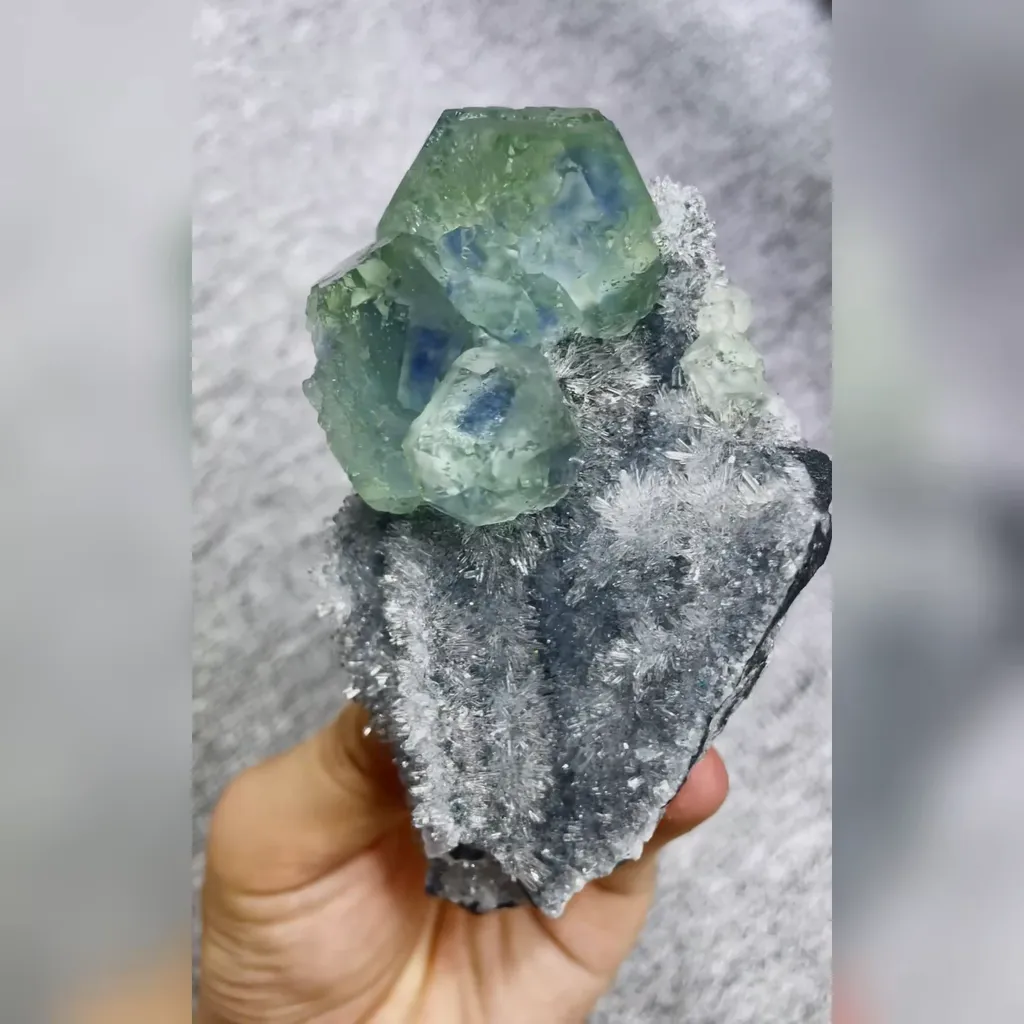 Natural Green Phantom Fluorite and Quartz Symbiosis comes from Fujian,China 70*105*60MM - image 2
