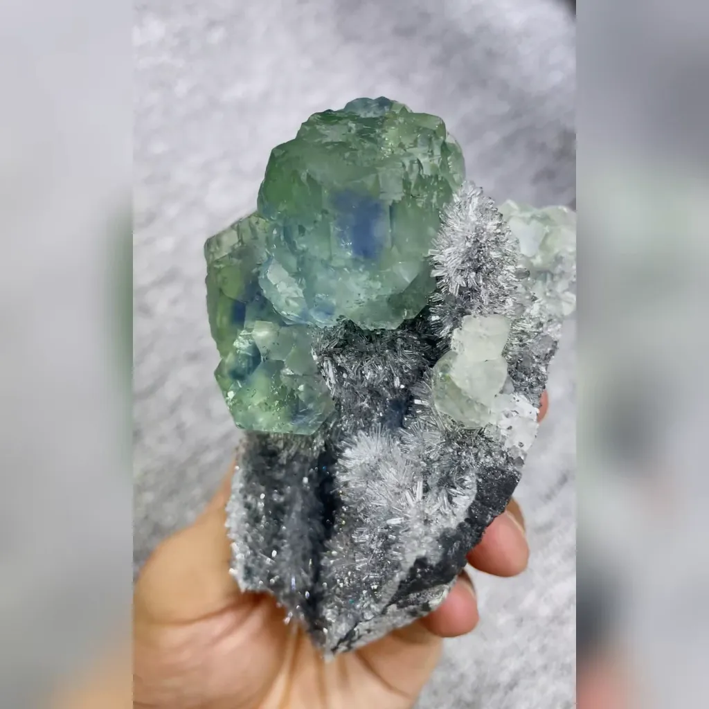 Natural Green Phantom Fluorite and Quartz Symbiosis comes from Fujian,China 70*105*60MM - image 3