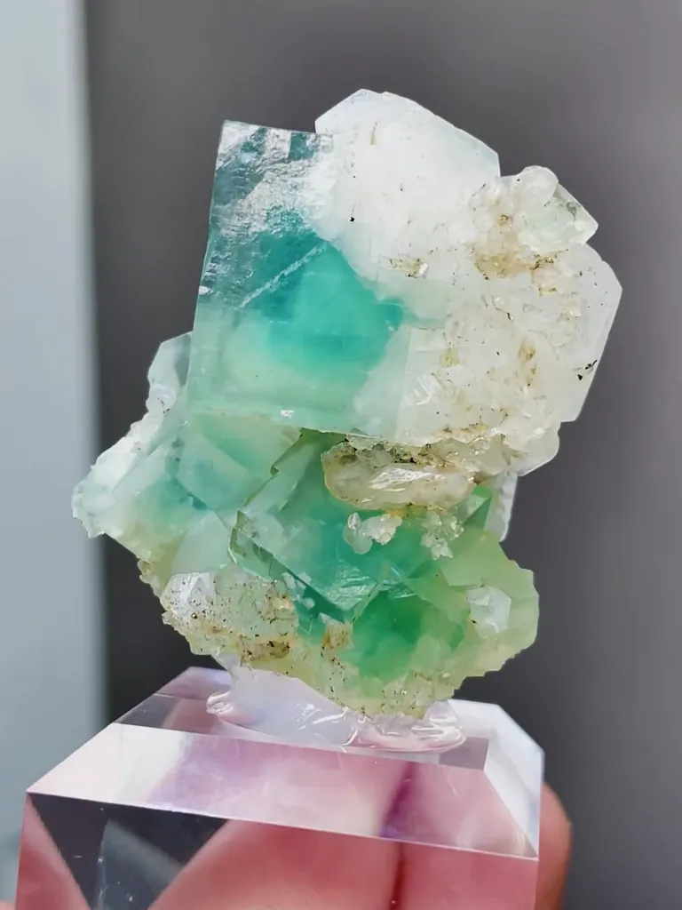 Natural Green Phantom Fluorite comes from Xianghualing,Hunan 15*30*35MM - image 2