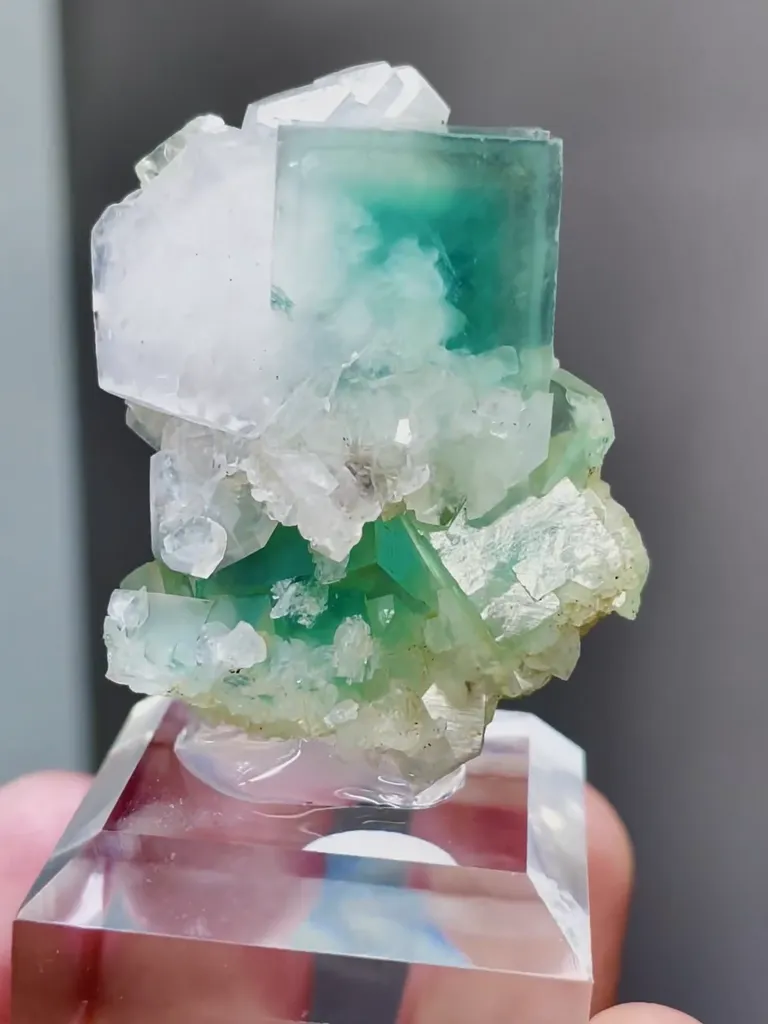 Natural Green Phantom Fluorite comes from Xianghualing,Hunan 15*30*35MM - image 3