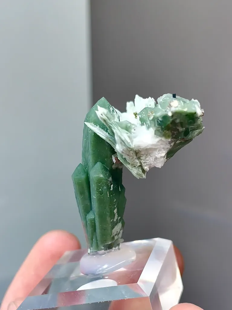 Natural Green Quartz and Flaky Calcite Coexist comes from Neimenggu 35*30*30MM - image 2