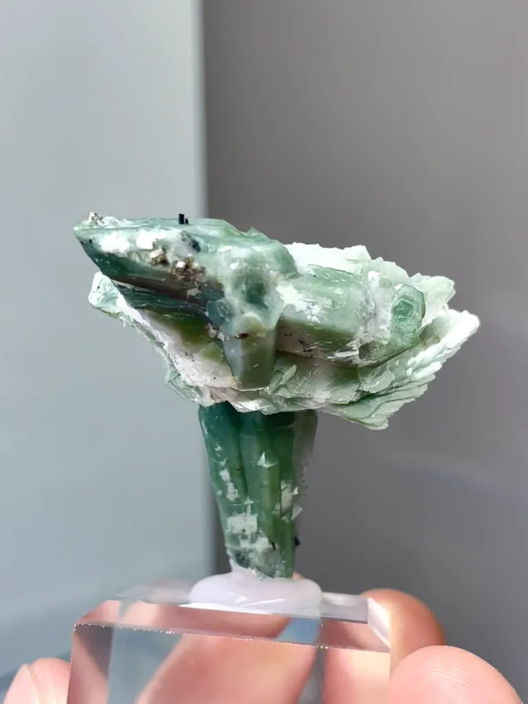 Natural Green Quartz and Flaky Calcite Coexist comes from Neimenggu 35*30*30MM - image 3