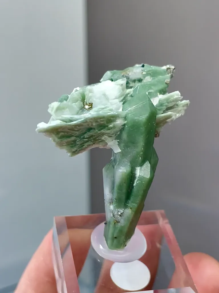 Natural Green Quartz and Flaky Calcite Coexist comes from Neimenggu 35*30*30MM - image 4