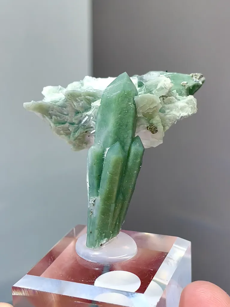 Natural Green Quartz and Flaky Calcite Coexist comes from Neimenggu 35*30*30MM image