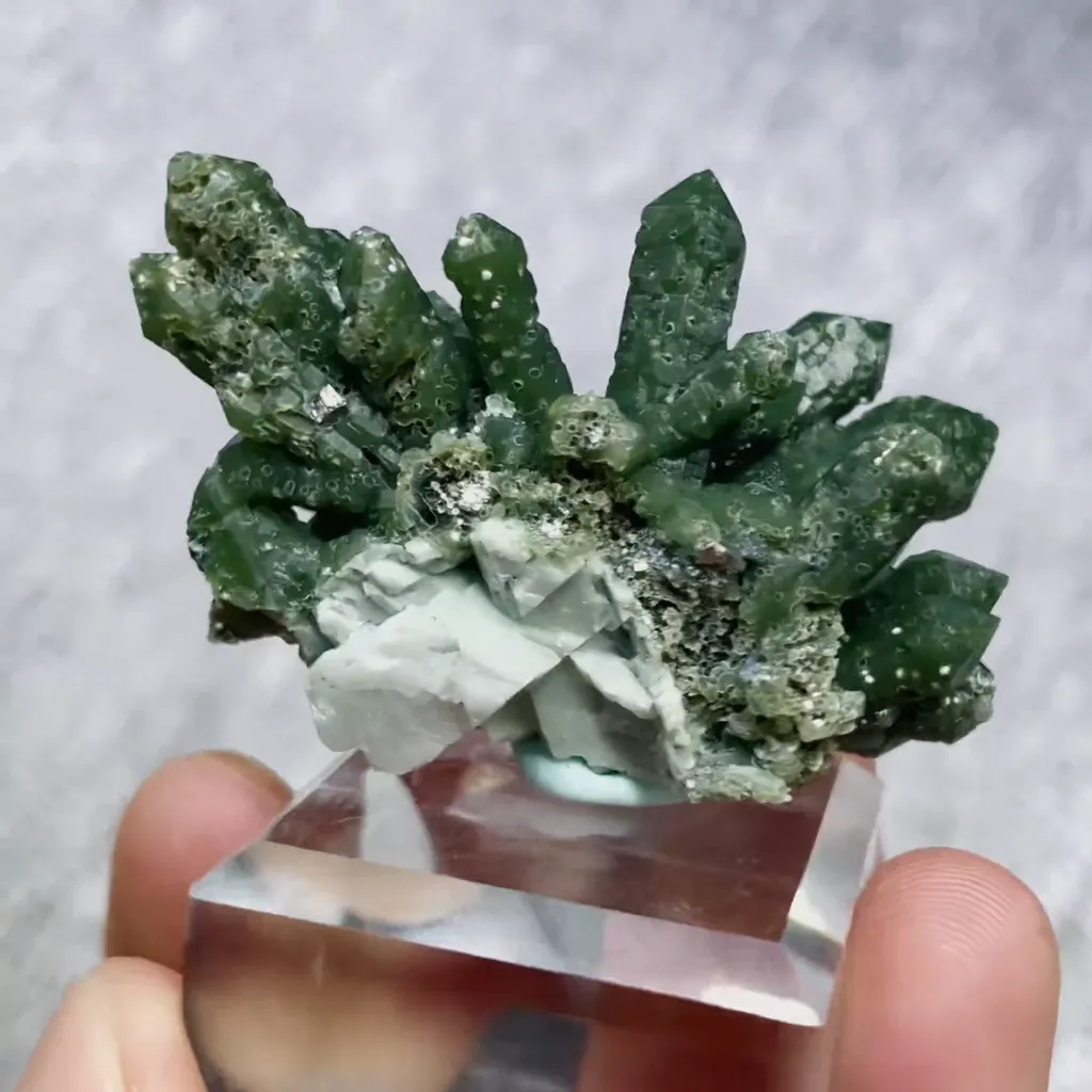 Natural Green Quartz Cluster comes from Inner Mongolia,China 45*30*30MM - image 3