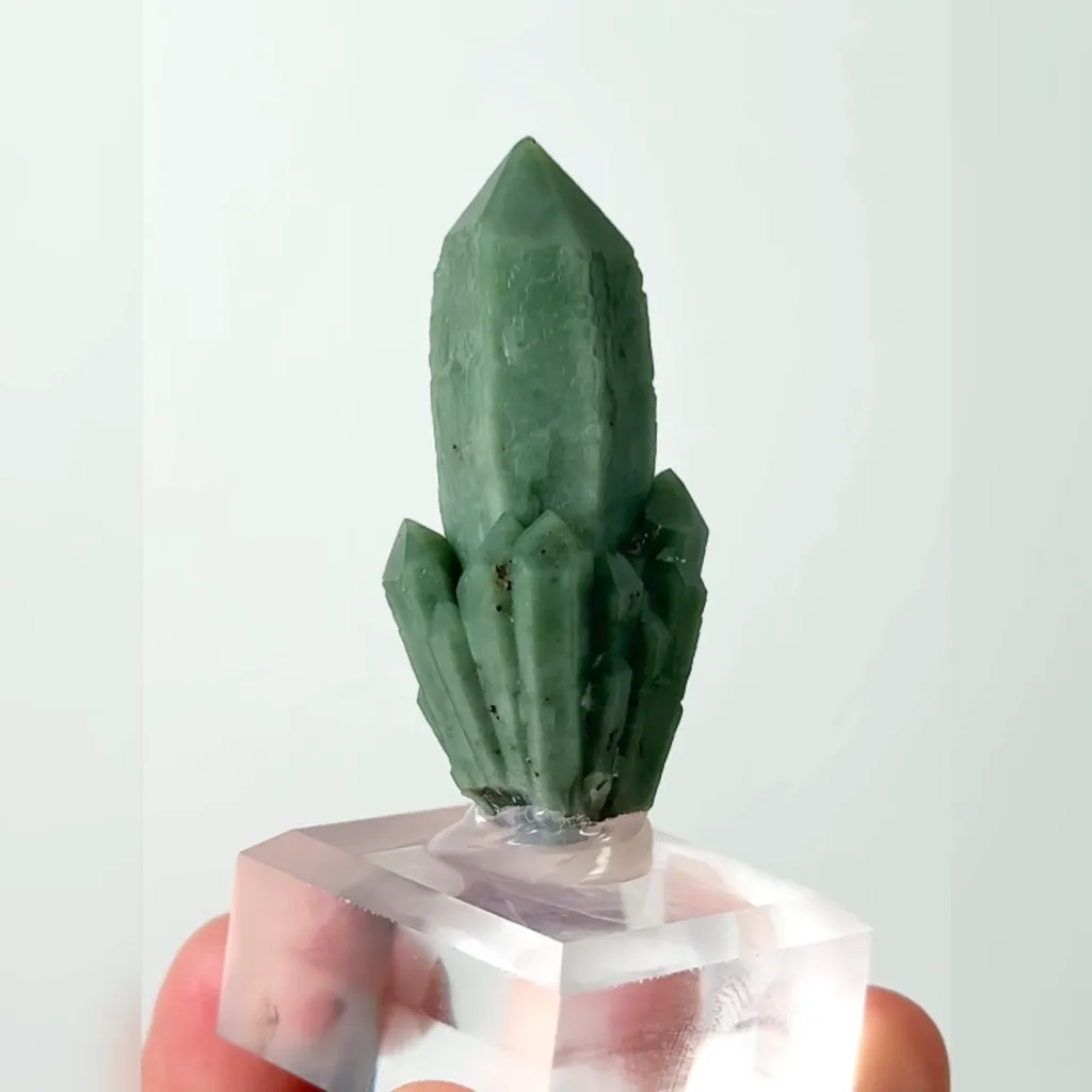 Natural Green Quartz Tower, Mineral Specimen: Inner Mongolia,China (15*15*45MM) image