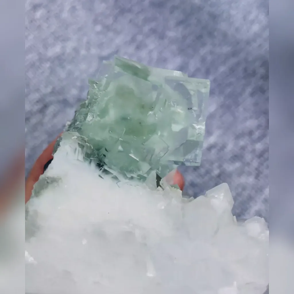 Natural Green Transparent Cubic Fluorite and Quartz Symbiosis comes from Zhejiang,China 90*80*60MM - image 4