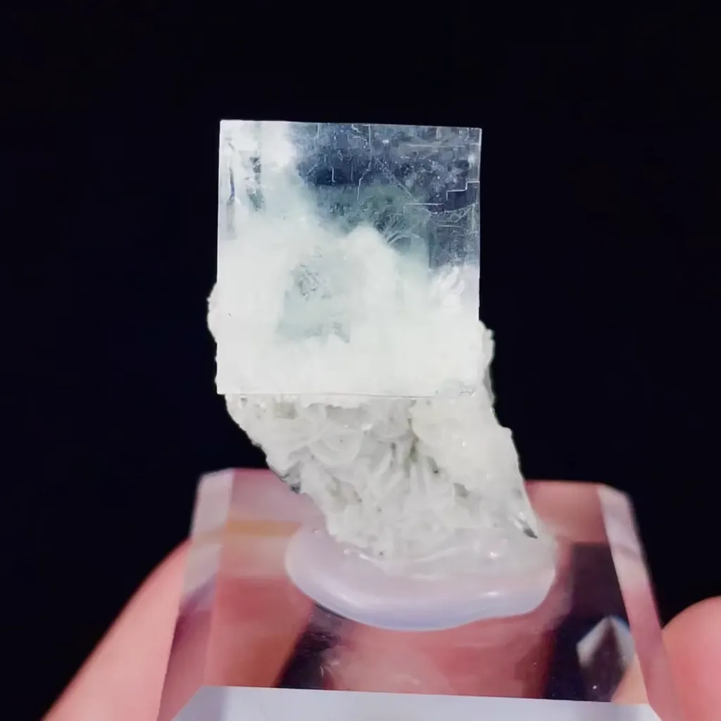 Natural Green Transparent Cubic Fluorite comes from Xianghualing,Hunan 15*20*25MM image