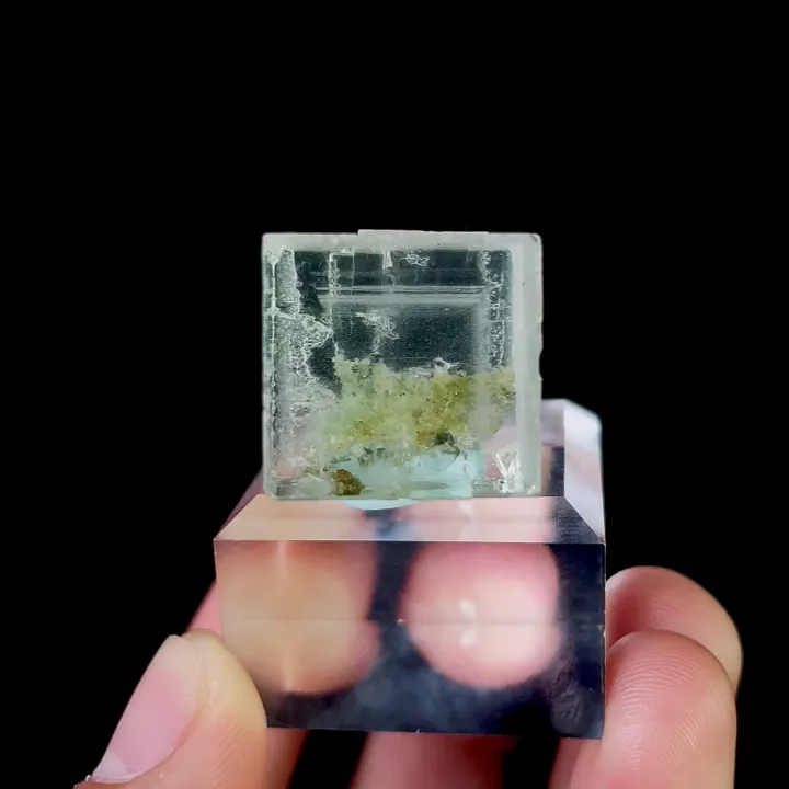 Natural Green Transparent Cubic Fluorite, Mineral Specimen:Xianghualing,Hunan (15*5*20MM) image