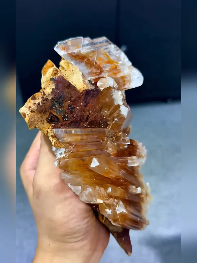 Natural Gypsum comes from Guizhou，China 180*140*45MM - image 2