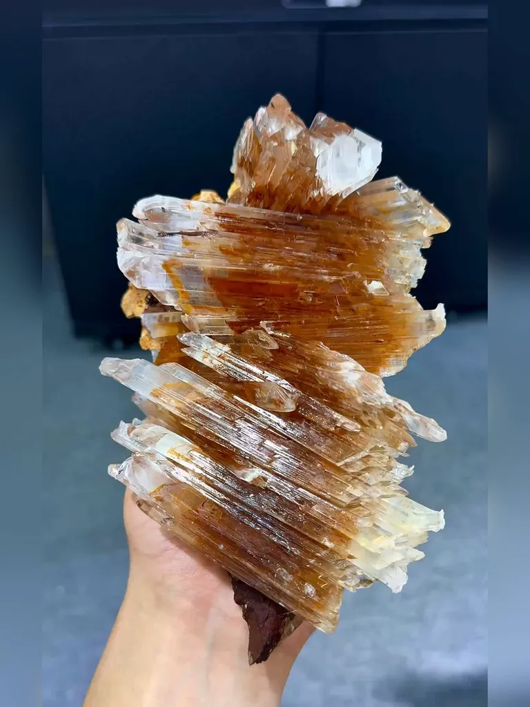 Natural Gypsum comes from Guizhou，China 180*140*45MM image
