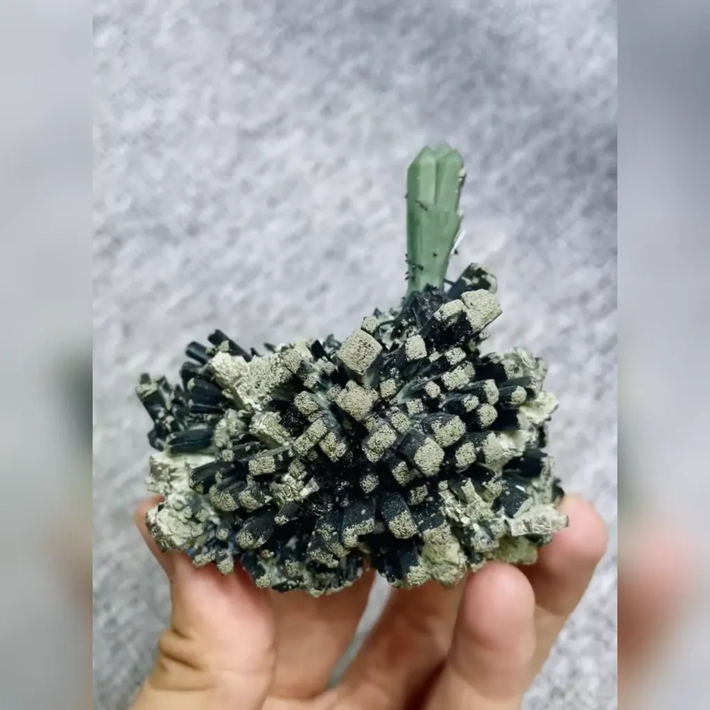 Natural Hedenbergite and Green Quartz Symbiosis comes from Inner Mongolia,China 75*55*60MM - image 4