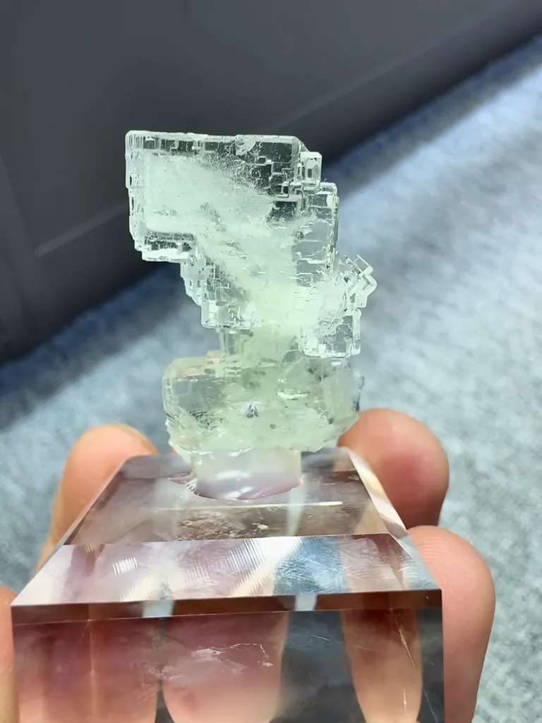 Natural High-transparency Green Fluorite and Crystal Coexist comes from Xianghaling,Hunan 20*10*30MM - image 4