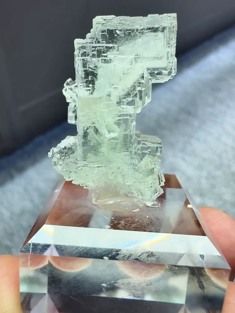 Natural High-transparency Green Fluorite and Crystal Coexist comes from Xianghaling,Hunan 20*10*30MM - image 2