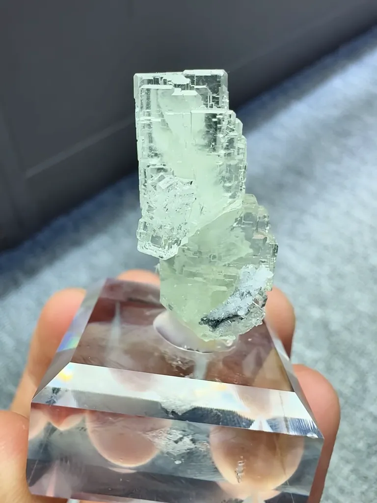 Natural High-transparency Green Fluorite and Crystal Coexist comes from Xianghaling,Hunan 20*10*30MM - image 3