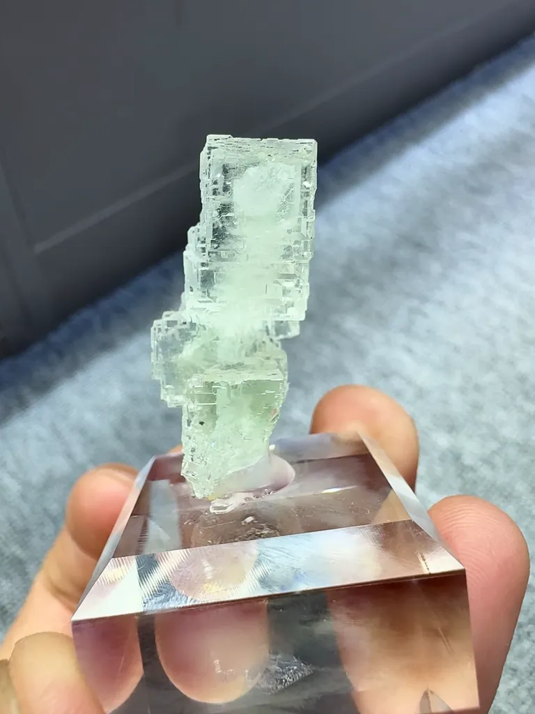 Natural High-transparency Green Fluorite and Crystal Coexist comes from Xianghaling,Hunan 20*10*30MM - image 5